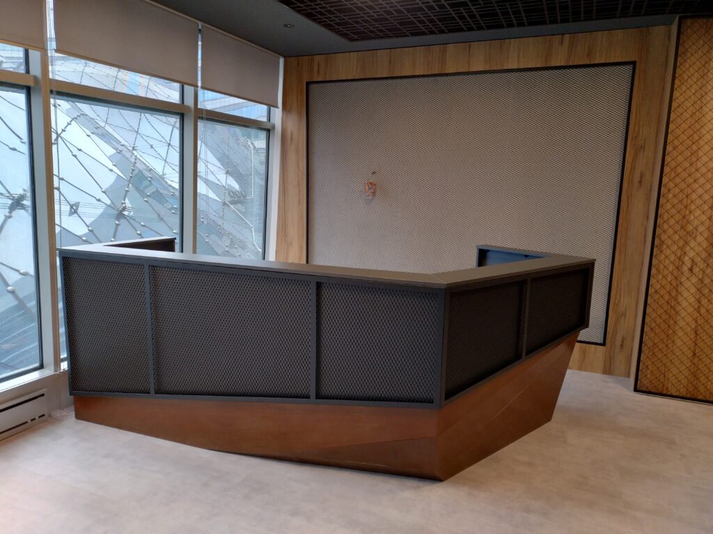 Industrialna lada recepcyjna z frontem z blachy corten