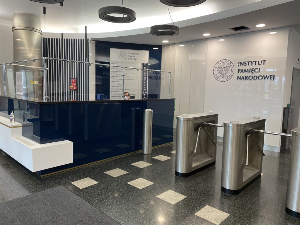 Lakierowana lada recepcyjna do instytucji publicznej z zintegrowanymi bramkami wejściowymi