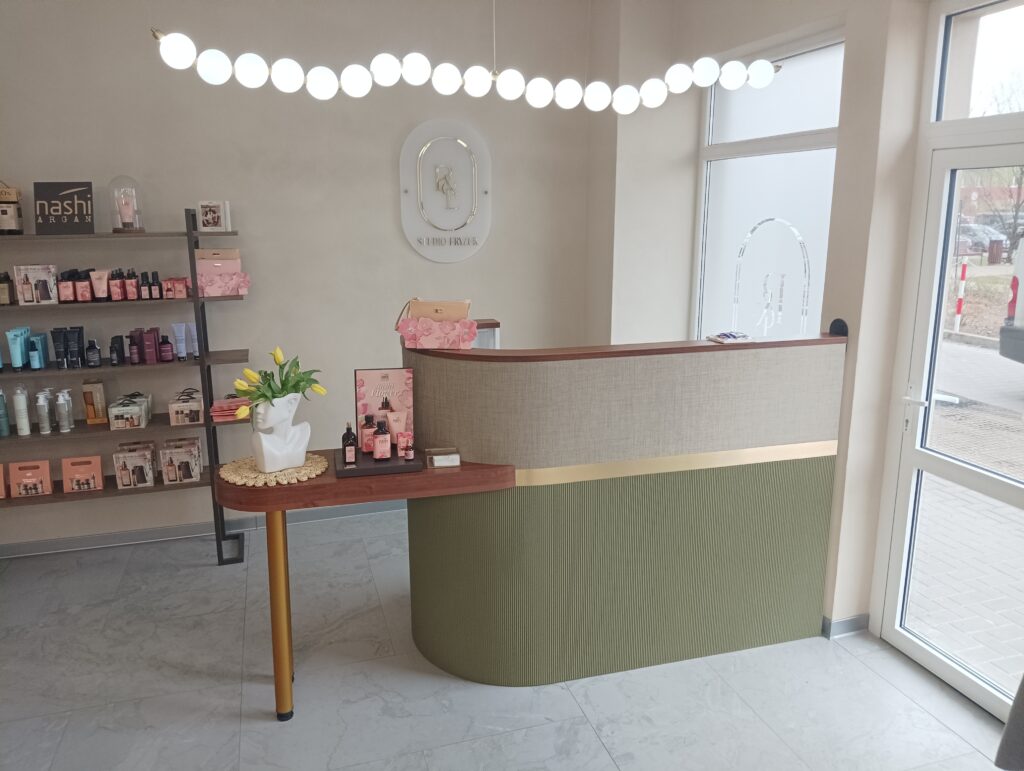 Elegancka lada do salonu beauty z ryflowaniem i tkaniną