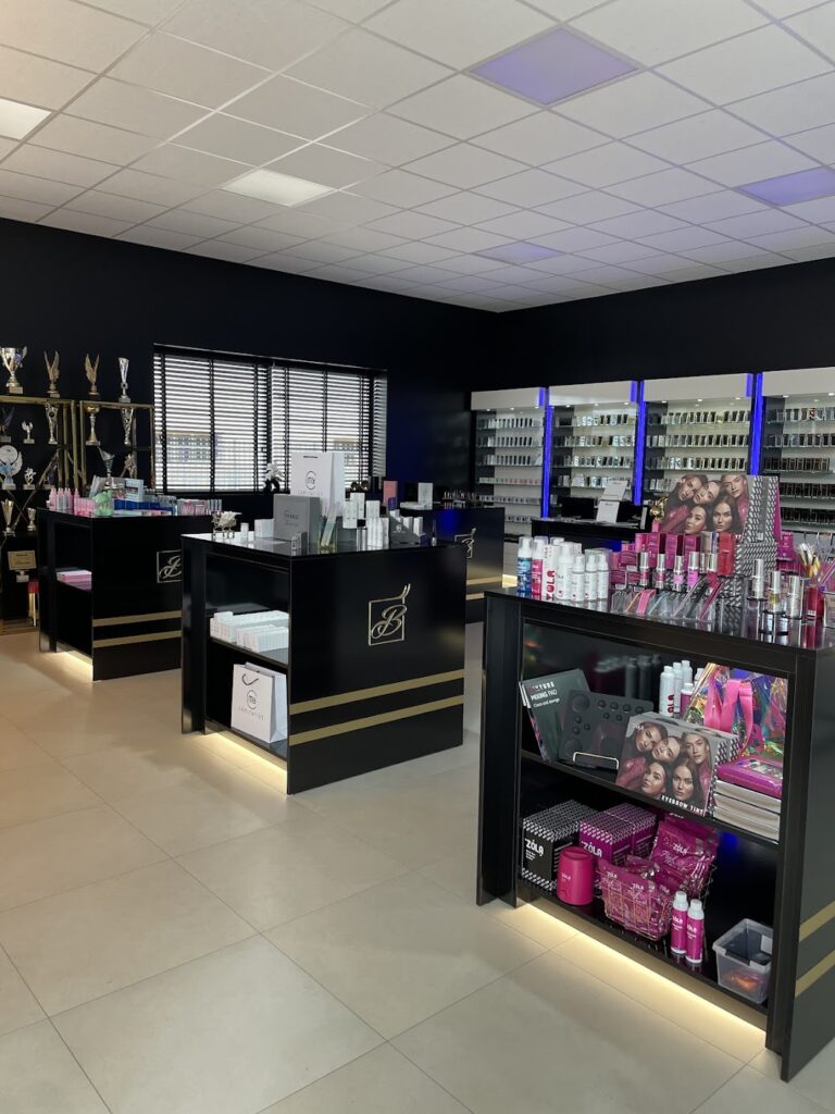 Zabudowa do show room-u z ekspozytorami i podświetlanymi regałami