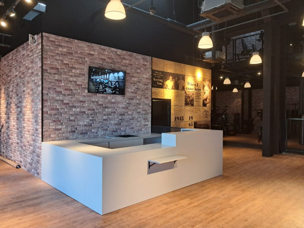 Eksluzywna lada z corianu do centrum fitness